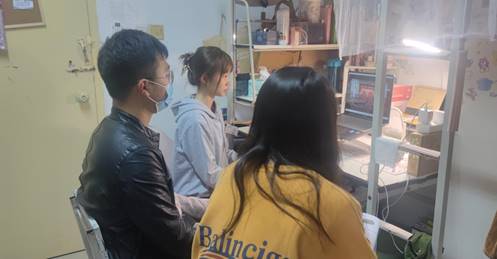 同学生观看二十大2