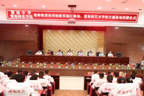 图片包含 室内, 餐桌, 建筑物, 墙壁描述已自动生成