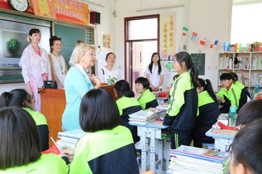 图片包含 人员, 室内, 墙壁, 群组描述已自动生成